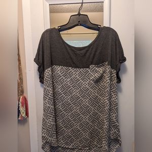 Black and white short sleeved top